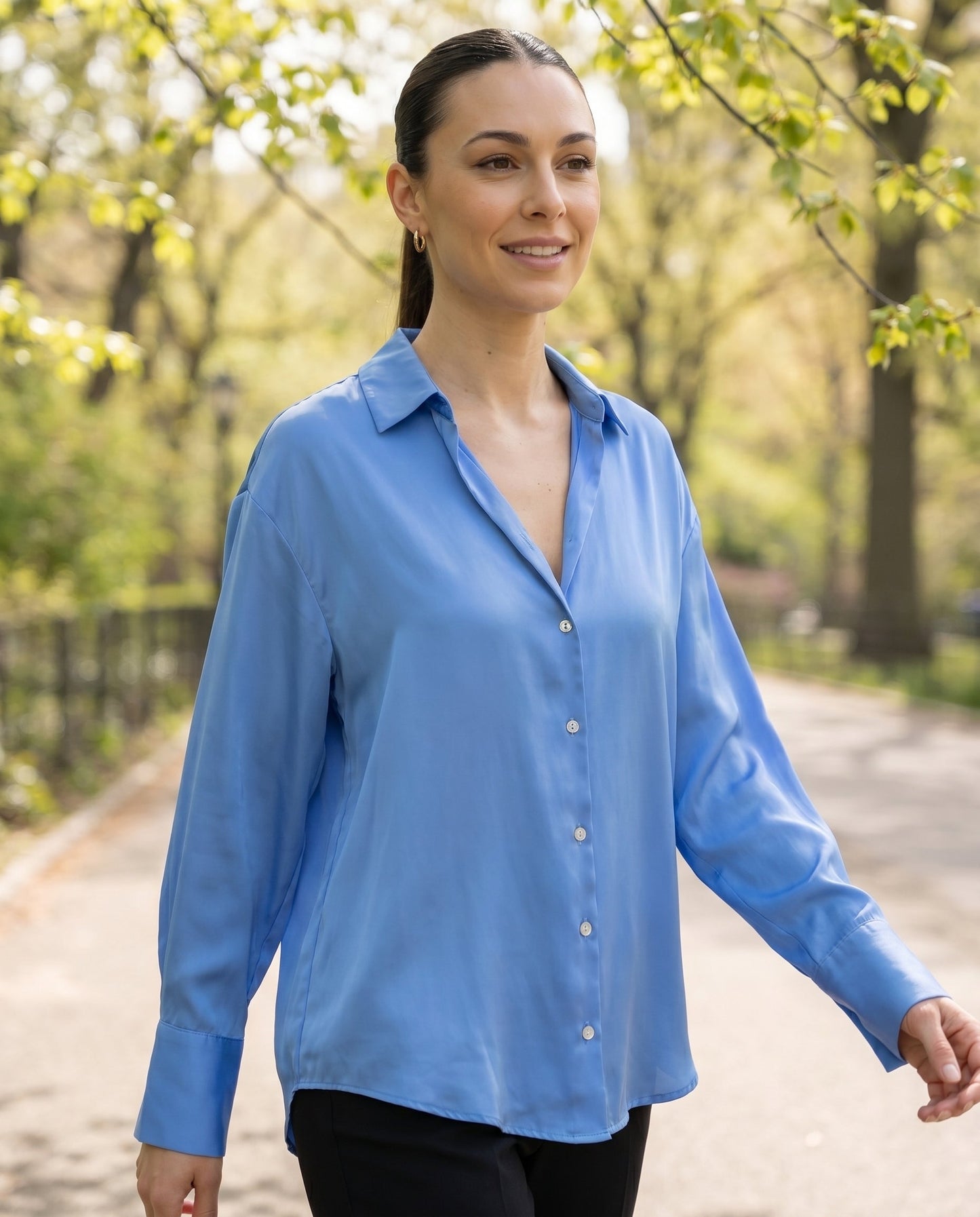Blusa de Mujer de Satén con Corte Holgado, Cuello Clásico y Puños Abotonados