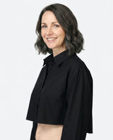 Blusa Corta de Mujer con Bajo Deshilachado y Cuello Clásico