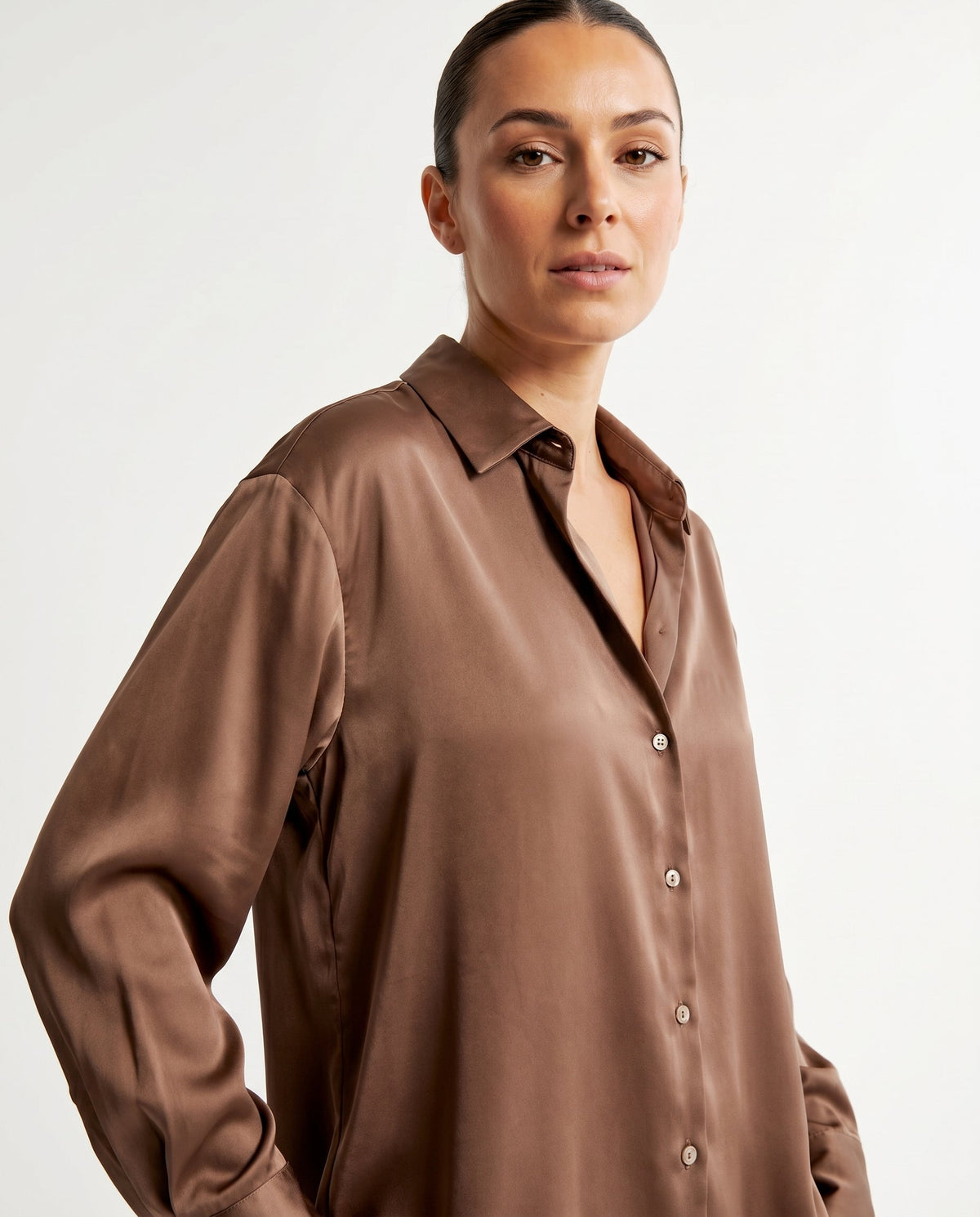 Blusa de Mujer de Satén con Corte Holgado, Cuello Clásico y Puños Abotonados