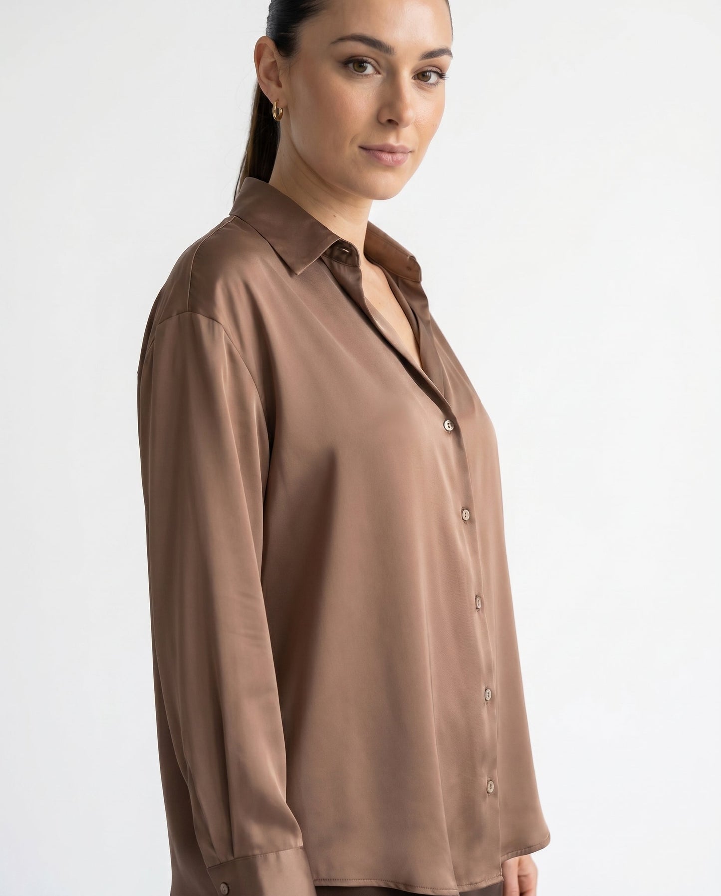 Blusa de Mujer de Satén con Corte Holgado, Cuello Clásico y Puños Abotonados