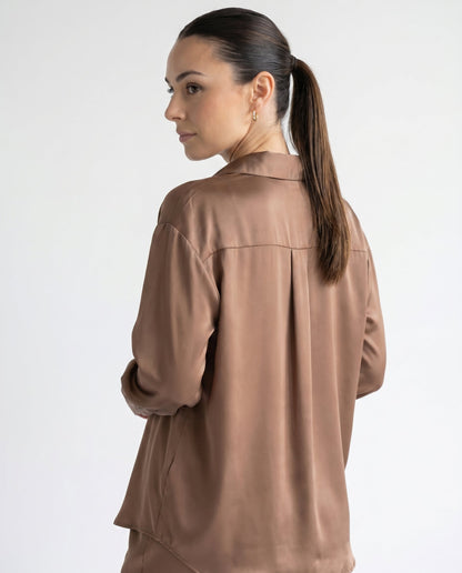 Blusa de Mujer de Satén con Corte Holgado, Cuello Clásico y Puños Abotonados
