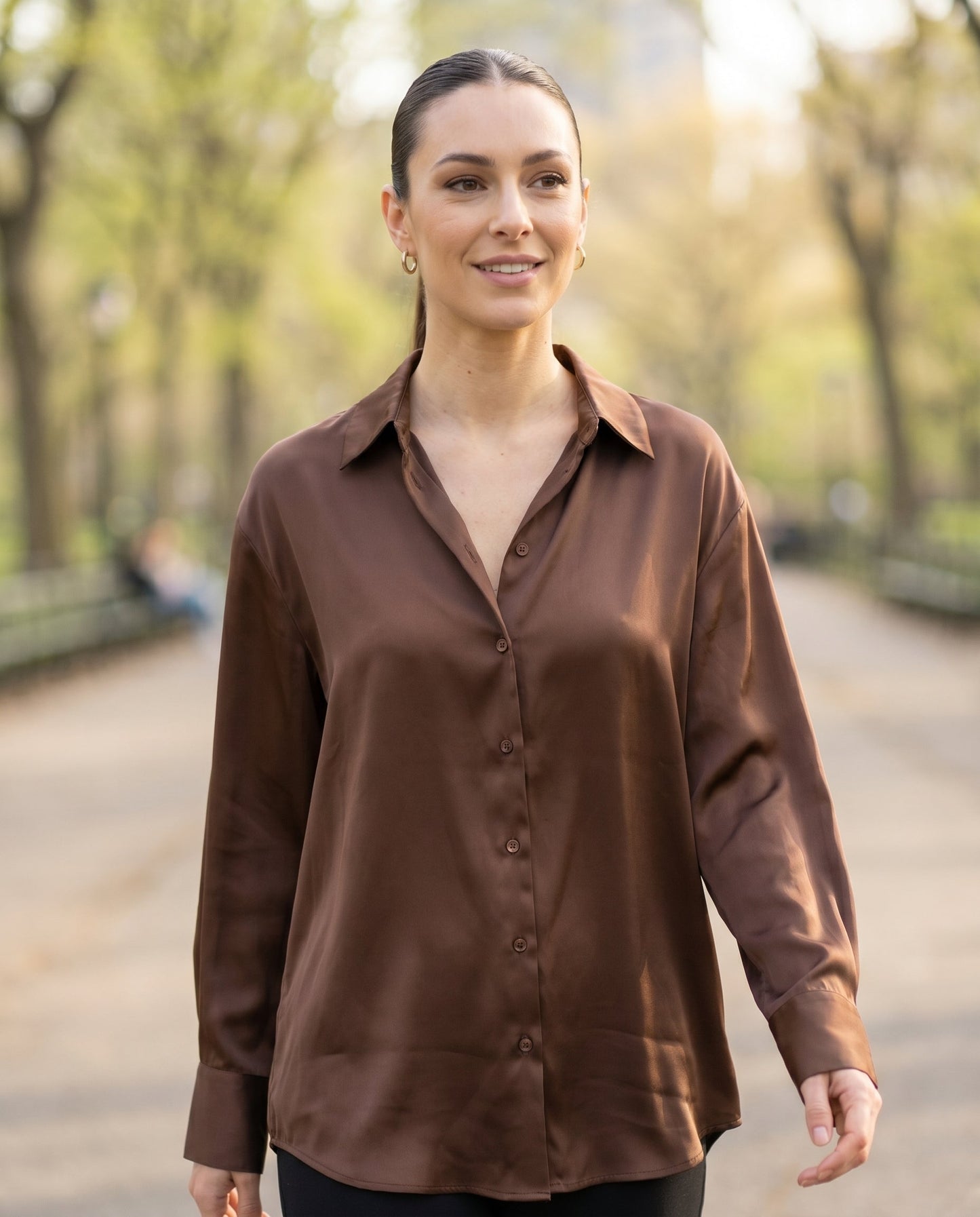 Blusa de Mujer de Satén con Corte Holgado, Cuello Clásico y Puños Abotonados