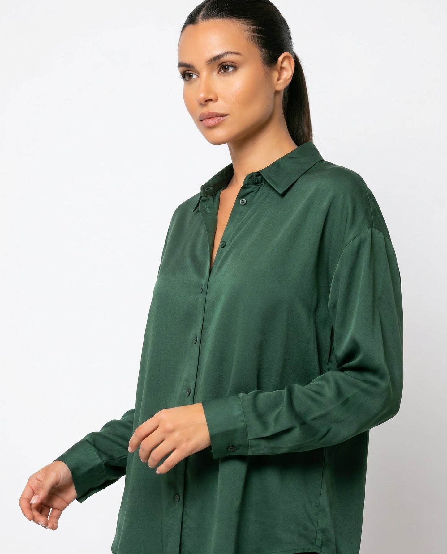Blusa de Mujer de Satén con Corte Holgado, Cuello Clásico y Puños Abotonados