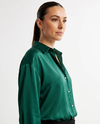 Blusa de Mujer de Satén con Corte Holgado, Cuello Clásico y Puños Abotonados