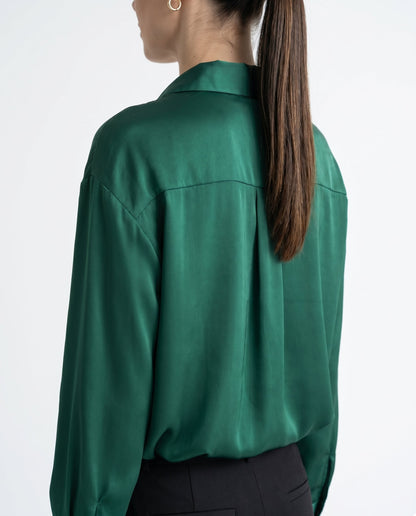 Blusa de Mujer de Satén con Corte Holgado, Cuello Clásico y Puños Abotonados