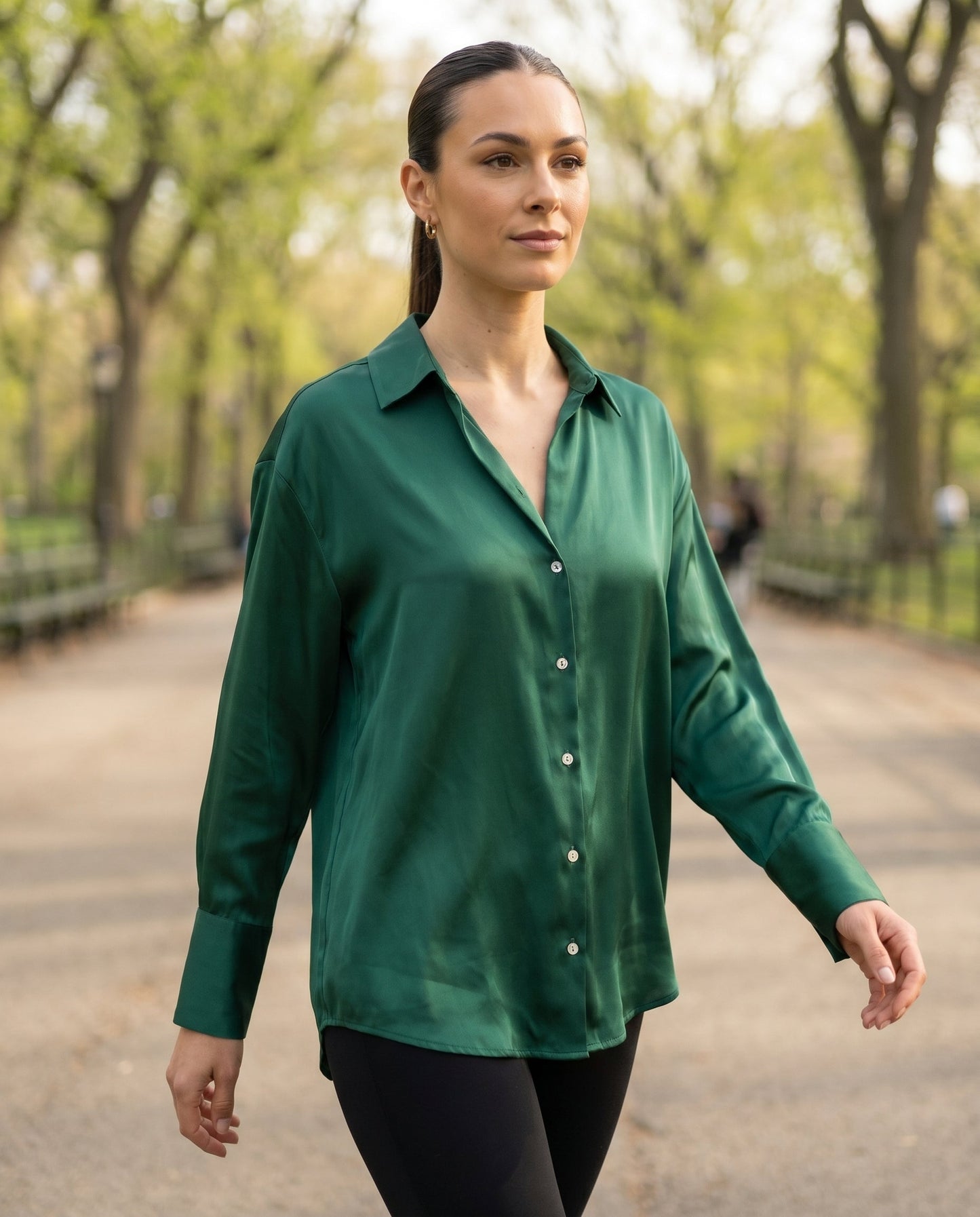 Blusa de Mujer de Satén con Corte Holgado, Cuello Clásico y Puños Abotonados