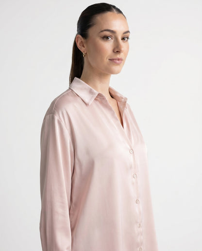 Blusa de Mujer de Satén con Corte Holgado, Cuello Clásico y Puños Abotonados