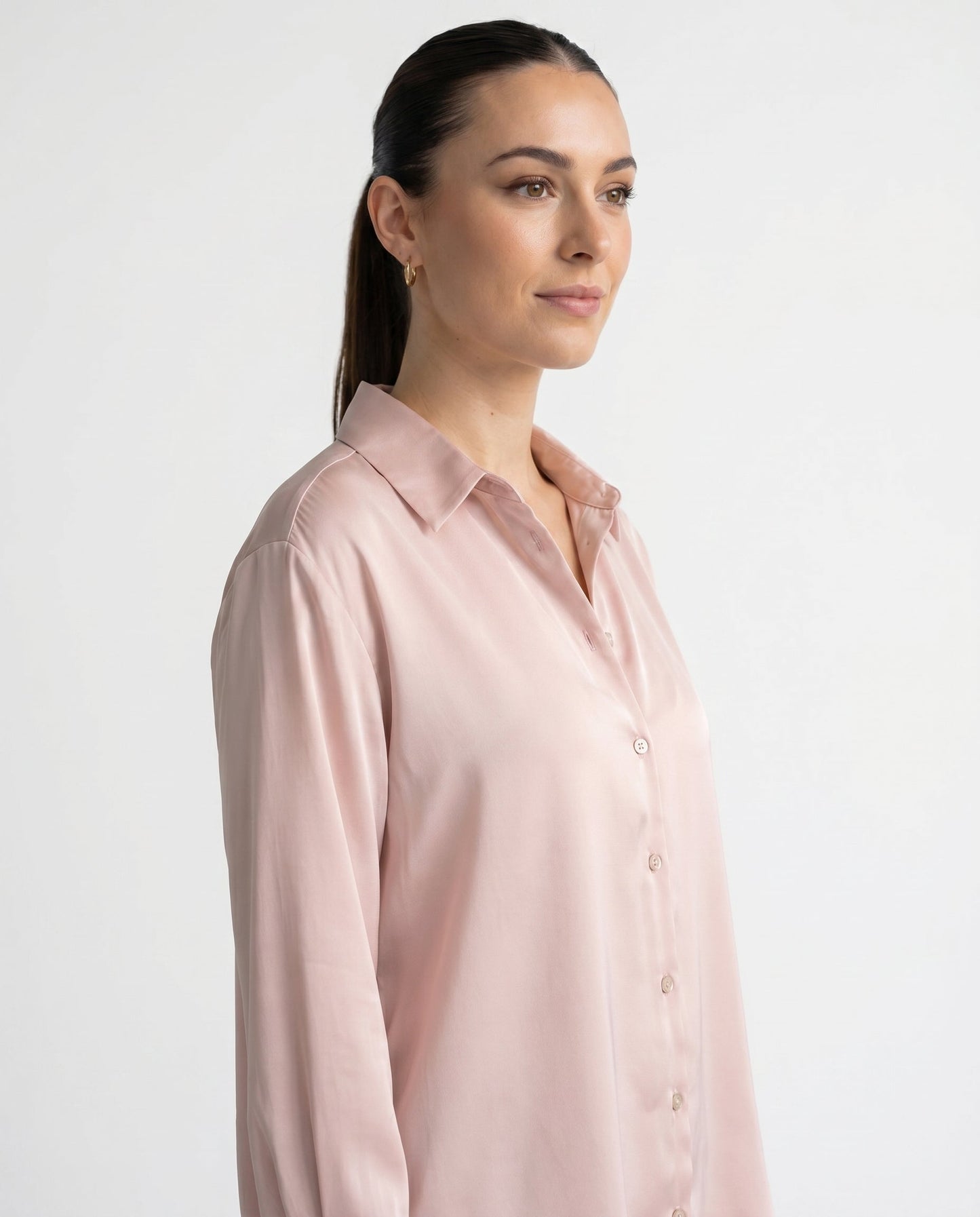 Blusa de Mujer de Satén con Corte Holgado, Cuello Clásico y Puños Abotonados