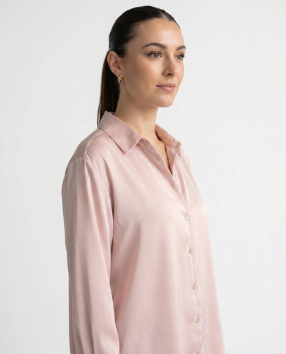 Blusa de Mujer de Satén con Corte Holgado, Cuello Clásico y Puños Abotonados