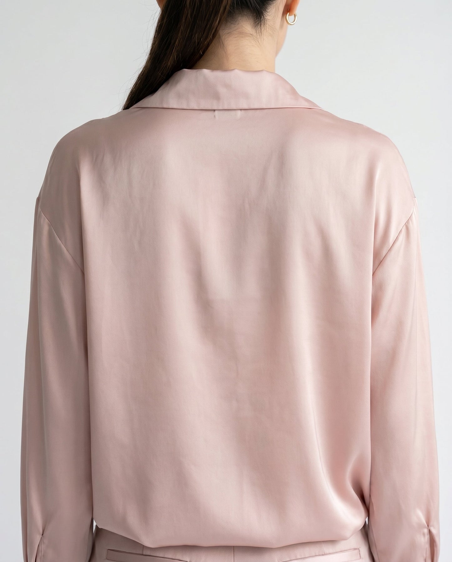 Blusa de Mujer de Satén con Corte Holgado, Cuello Clásico y Puños Abotonados