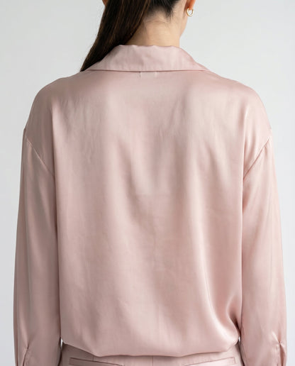 Blusa de Mujer de Satén con Corte Holgado, Cuello Clásico y Puños Abotonados