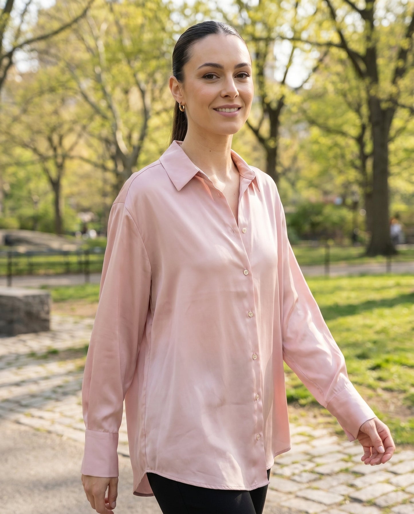 Blusa de Mujer de Satén con Corte Holgado, Cuello Clásico y Puños Abotonados
