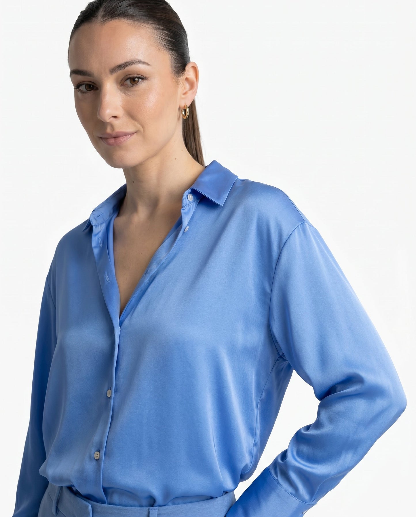Blusa de Mujer de Satén con Corte Holgado, Cuello Clásico y Puños Abotonados
