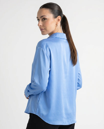 Blusa de Mujer de Satén con Corte Holgado, Cuello Clásico y Puños Abotonados