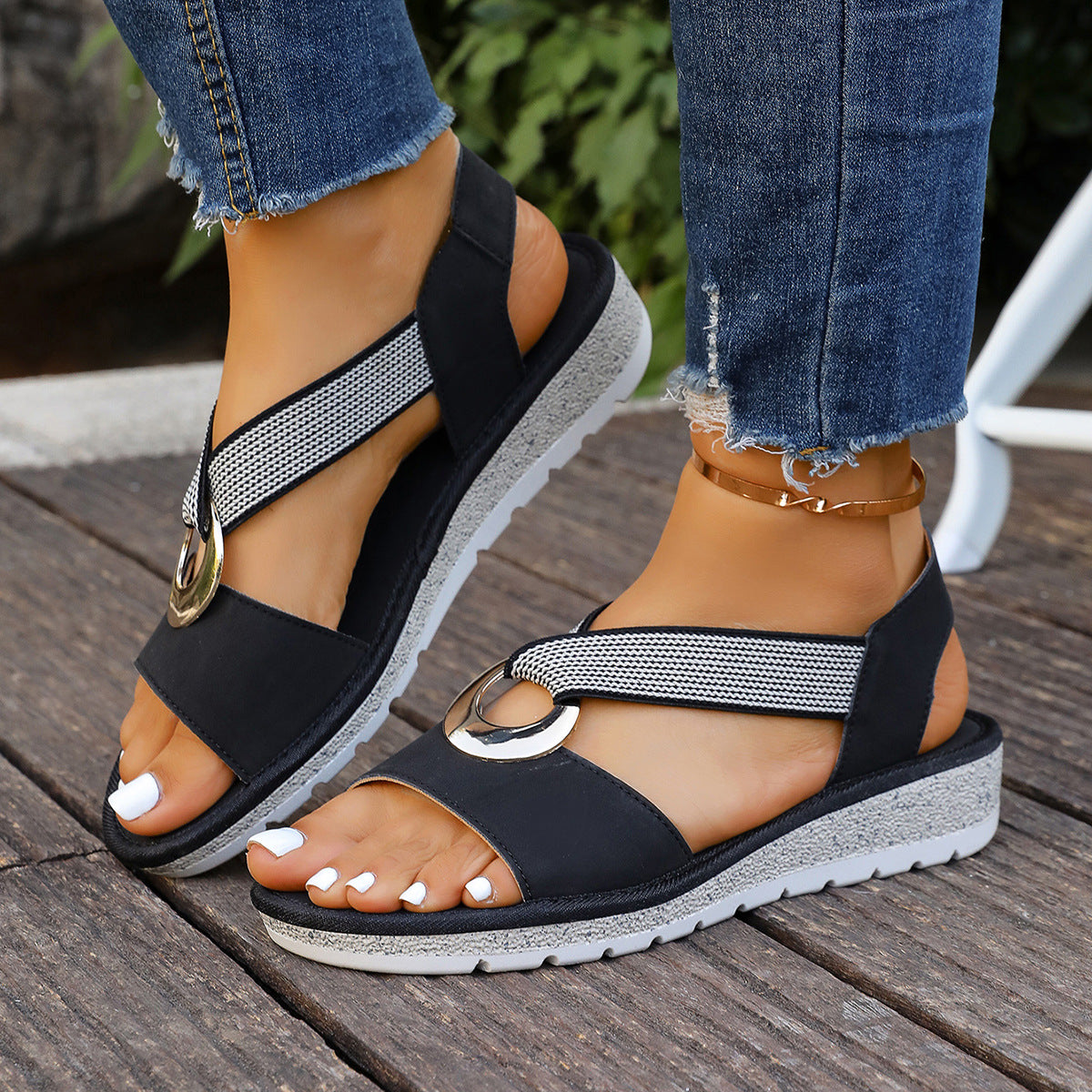 Sandalias de Mujer Punta Abierta con Detalle Metálico y Tiras Texturizadas - Negro