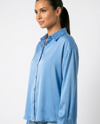 Blusa de Mujer de Satén con Corte Holgado, Cuello Clásico y Puños Abotonados