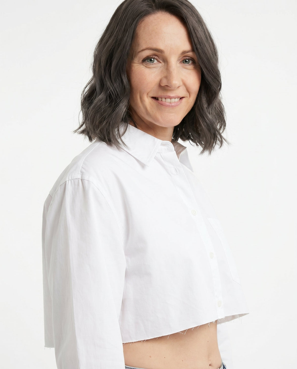 Blusa Corta de Mujer con Bajo Deshilachado y Cuello Clásico