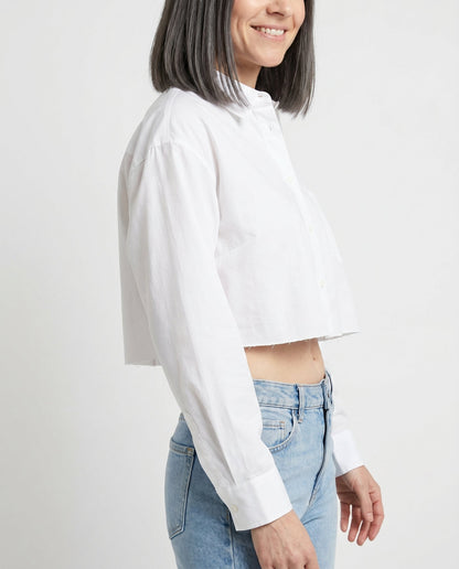 Blusa Corta de Mujer con Bajo Deshilachado y Cuello Clásico