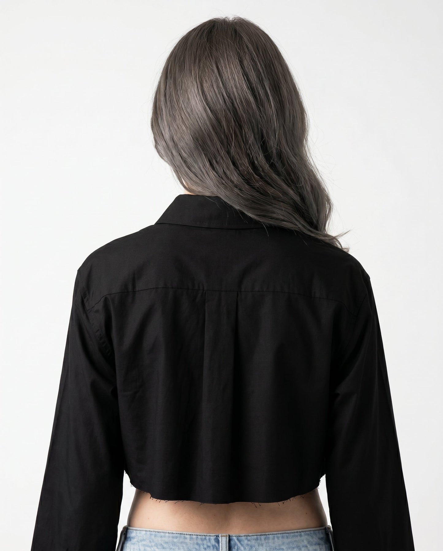 Blusa Corta de Mujer con Bajo Deshilachado y Cuello Clásico