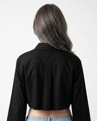 Blusa Corta de Mujer con Bajo Deshilachado y Cuello Clásico