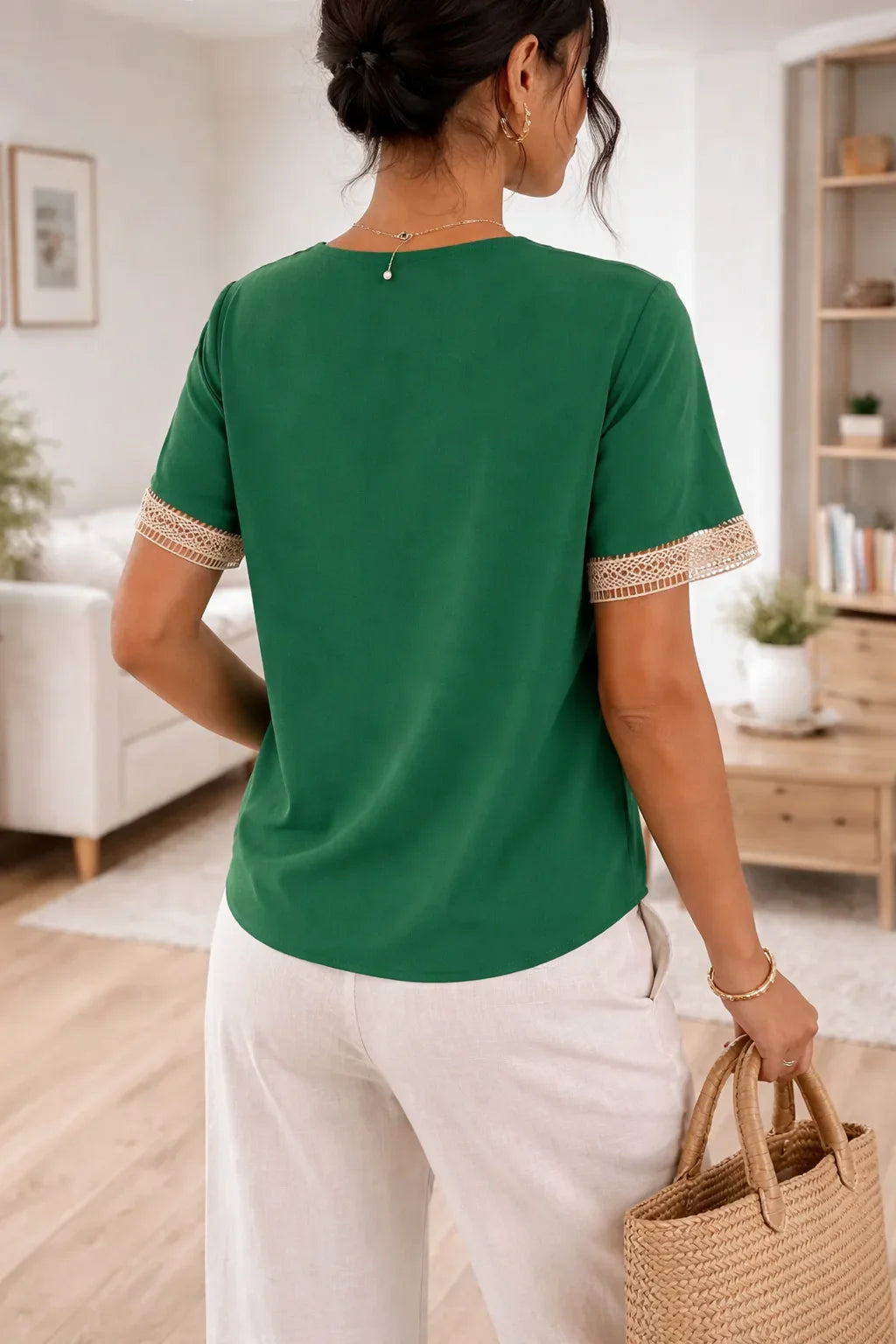 Blusa de Mujer con Cuello en V y Detalles de Encaje