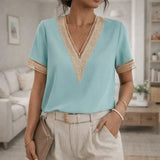 Blusa de Mujer con Cuello en V y Detalles de Encaje